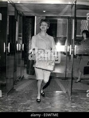 4. April 1964 - Pamelas großer Tag: eilen in die Television Centre in London heute Morgen ist 22 Jahre alt Pamela Donald, der erste Sprecher auf der neuen BBC-2 TV-Sender ist die heute, gesehen. Pamela, die einzige Frau Ansager regelmäßig auf dem Kanal angezeigt werden kaufte ein neues Kleid für das heutige Aussehen. Das Foto zeigt Pamela Donald, BBC-2 Ansager eilt in der Fernsehen-Mitte mit ihrem neuen Kleid heute Morgen. Stockfoto