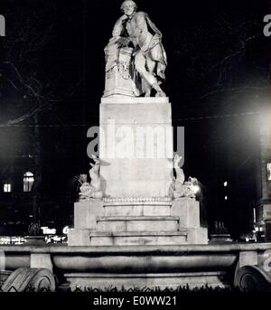 23. April 1964 - Flutlicht auf Shakespeare. Heute ist der 400. Jahrestag der Geburt von William Shakespeare, und das Ereignis zu gedenken. Westminster City hat gereinigt und repariert die Statue von Shakespeare in Leicester Square, ist der einzige von ihm sind, und als letzten Schliff hat die Statue beleuchtet worden. Foto zeigt, dass die Statue von William Shakespeare durch Flutlicht am Leicester Square beleuchtet. Stockfoto