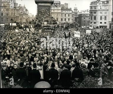 3. März 1964 - Verbot die Bombe-Sitzung auf dem Trafalgar Square: Mitglieder der Kampagne für nukleare Abrüstung heute Nachmittag marschierten hinunter Whitehall für ein Protest-treffen auf dem Trafalgar Square. Foto zeigt eine Gesamtansicht des Treffens am Trafalgar Square heute Nachmittag. Stockfoto