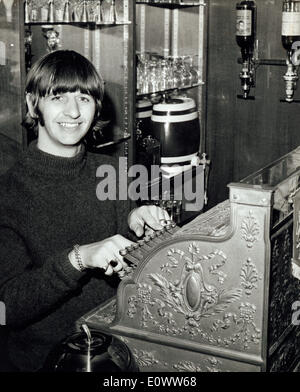 Mitglied der Beatles Ringo Starr Spiel mit einer altmodischen Geld an seine Hausbar registrieren Stockfoto