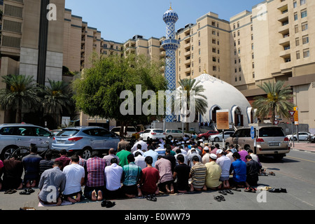 Viele Männer beten am Freitag vor Moschee Burjuman shopping centre in Dubai Vereinigte Arabische Emirate