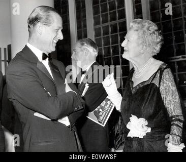 Prinz Philip mit Clementine Churchill bei einer premiere Stockfoto