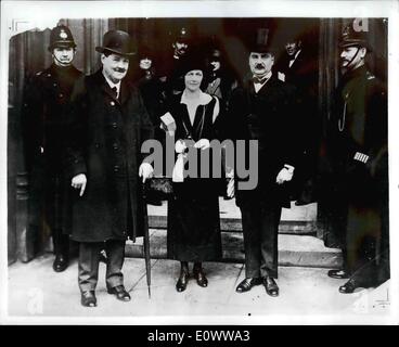 5. Mai 1964 - Nancy, Lady Astor, Gavely Abb.; Gestern Abend wurde bekannt, dass Nancy, Lady Astor, der 85 in diesem Monat sein wird, gefährlich krank ist. Sie war die erste Frau, die ihren Sitz im House Of Commons zu nehmen, wenn sie für die Division von Plymouth Sutton 1919 gewählt wurde und vertrat die Division seit mehr als 25 Jahren, im Jahre 1879 in Amerika geboren. Foto zeigt Lady Astor wird anlässlich ihrer Ankunft gesehen, ihren Sitz im House Of Commons zum ersten Mal im Jahre 1920, nehmen ihre berühmten Commons Uniform tragen. Mit ihrem sie Col Watt-Morgan M.P. (links) und Major Dudgeon M.P. Stockfoto