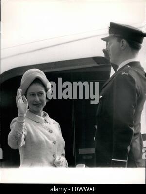 5. Mai 1964 - fliegen die QUEEN und Prinz Phillip für ihre Reise nach Kanada. HM The Queen, begleitet von ihrem Ehemann, Prinz Stockfoto