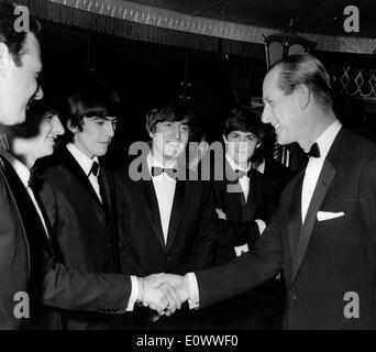 Prinz Philip trifft die Beatles bei Carl Alan Awards Stockfoto