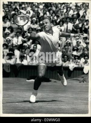 7. Juli 1964 - Wimbledon Championships - Männer Semi final Chuck McKinley in Play.: Foto zeigt Chuck McKinely (USA) im Spiel während seiner Halbfinalspiel mit Australiens Fred Stolle (Australien) - in Wimbledon heute Nachmittag. Stockfoto