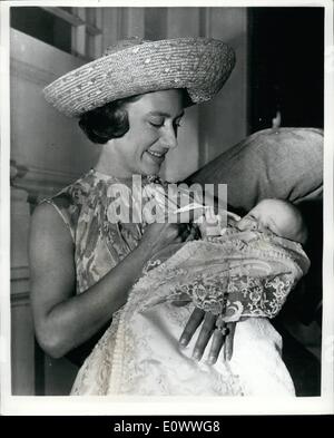 7. Juli 1964 - wird im Buckingham Palace Princess Margaret's Daughter Lady Sarah getauft. Lady Sarah Armstrong-Jones, die 2 Monate alten Tochter von Prinzessin Margaret und der Earl of Snowdon, wurde heute in der Hauskapelle des Buckingham Palace getauft. Diese Zeremonie wurde von der sehr Reverend Eric Abbott, der Dekan von Westminster durchgeführt. Foto zeigt: Prinzessin Margaret abgebildet mit ihre kleine Tochter Lady Sarah Armstrong-Jones als sie links ihre Kensington-Palast, die Heimat für Buckingham Palace heute. Lady Sarah siebten Platz in der Thronfolge auf den Thron. Stockfoto