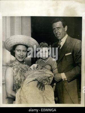 7. Juli 1964 - wird im Buckingham Palace Princess Margaret's Daughter Lady Sarah getauft. Lady Sarah Armstrong-Jones, die 2 Monate alten Tochter von Prinzessin Margaret und der Earl of Snowdon, wurde heute in der Hauskapelle des Buckingham Palace getauft. Diese Zeremonie wurde von der sehr Reverend Eric Abbott, der Dekan von Westminster durchgeführt. Foto zeigt: Prinzessin Margaret und ihr Ehemann Earl of Snowdon verlassen ihre Kensington-Palast, die Heimat mit ihrem Sohn Viscount Linley und Tochter Lady Sarah, für die Taufe heute. Stockfoto