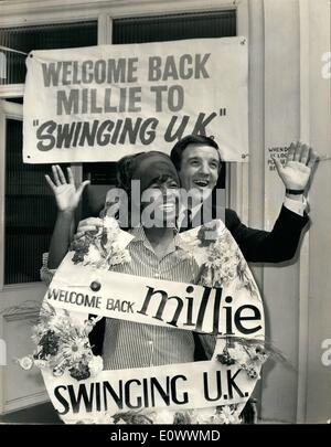 5. Mai 1964 - geht Millie zurück auf Arbeit. Pop-Sängerin Millie ausgeschiedenen Battersea General Hospital gestern nach gehetzt dort mit Verdacht auf Blinddarmentzündung früher in der Woche, Wnet zurück zur Arbeit heute Morgen an ihrem Film '' schwingen UK'' bei United Artist "Charlton Hill Studios. OPS: Discjockey Alan Freeman, den Teil eines Disc-Jockey in dem Film spielt, begrüßt Millie bei ihrer Ankunft in den Studios heute Morgen. Stockfoto