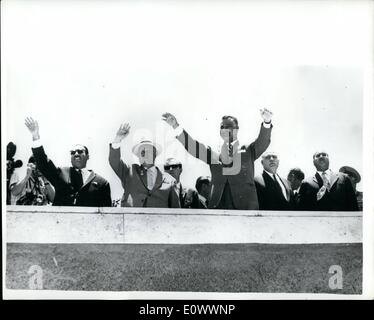 5. Mai 1964 - Mr Chruschtschow besucht Port Said.: Präsident Nasser der Vereinigten Arabischen Republik, begleitet von seinem Ehrengäste, Herrn Kruschev und Präsident Aref des Irak, einen Besuch nach Port Said. Foto zeigt (von links nach rechts) Aref, Chruschtschow und Nasser bestätigen dem begeisterten Jubel der Massen in der Märtyrer-Platz in Port Said. Stockfoto