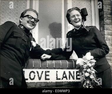 5. Mai 1964 - es ist Liebe Lane für Sally Ann Pop-Sängerin Foto zeigt: Thelma Adams, einer der Sänger in der Heilsarmee pop-Gruppe The Joy Strings und Salvation Army Captain Trevor Beacham, der Thundersley, posieren vor das Zeichen der Liebe Lane Zitadelle nach ihrer Heirat es heute Nachmittag. Die Hochzeit fand in Rayleigh. Essex. Stockfoto