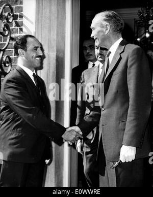 14. Mai 1964; London, UK; Der Kuwait-Außenminister, SHAIK SABAH AL AHMAD, ist in London für einen dreitägigen offiziellen Besuch, vor allem für Gespräche über Aden. Heute war er um Premierminister SIR ALEC DOUGLAS-Home bei Nr. 10 Downing Street zu sehen. Das Bild zeigt Sir Alec Händeschütteln mit Shaikh Sabah nach dem Ausscheiden aus Nr. 10 Downing Street. Stockfoto