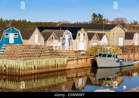 Hummerfallen gestapelt auf dem Kai in ländlichen Prince Edward Island, Kanada. Stockfoto