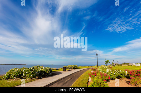 Hafen und Promenade mit einem gepflasterten Bike trail entlang des Hafens in Summerside, Prinz Eduard Insel, Kanada. Stockfoto