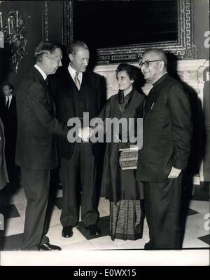 8. Juli 1964 - die Eröffnung der Konferenz der Commonwealth-Premierminister im Marlborough House. Foto zeigt, dass Herr T. Krishamachari, Indiens Finanzminister und Mrs Gandhi, Tochter des verstorbenen Herrn Nehru, von Sir Alec Douglas-Home bei ihrer Ankunft begrüßt werden. Stockfoto