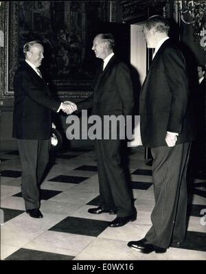 8. Juli 1964 - die Eröffnung der Commonwealth-Premierminister-Konferenz am Marlborough House: Foto zeigt Herr Lester Pearson, Kanadas Premierminister, wird bei der Ankunft von Sir Alec Douglas - Home begrüßt. Stockfoto