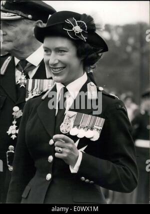 Ihre Königliche Hoheit Prinzessin Margaret an Chicdester für St. John Ambulance Brigade Kadett Rallye - Prinzessin Margaret, der Kommandant-in-Chief, St. John Ambulance Brigade und Krankenpflege Kadetten ist, präsentiert 12. Juli 1964 - awards für Galanterie und Proficienoy und Entolment, die Zeremonie bei der Kadett Rallye statt auf dem Gelände des Chichester Festival Theatre, Oakland Park Chichester, Sussex statt. Sie kontrolliert auch 2.500 Kadetten aus Südengland von Landrover - Foto zeigt:-Prinzessin Margaret als She Instected die Parade bei Chichester Kundgebung heute. Stockfoto