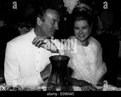 Schauspieler David Niven mit Grace Kelly bei einer Filmpremiere Stockfoto