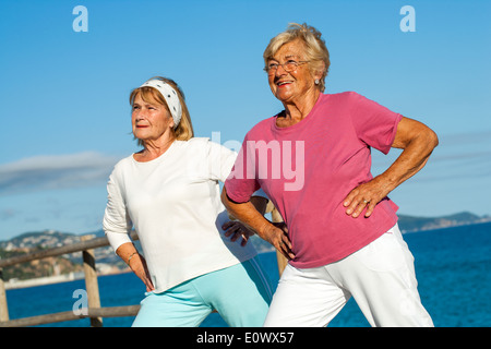 Zwei ältere Damen Übungen im Freien. Stockfoto