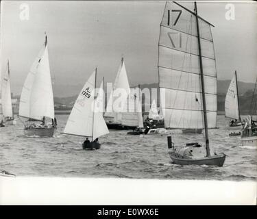 24. Mai 1964 - vierzehn Wettbewerber konkurrieren In der Einhand Trans-Atlantic Race nach Rhode Island - Aufrechnung vierzehn einsamer Segler von Plymouth gestern gegenseitig über 3.000 Meilen über den Atlantik in die 1964 Sigle-Handed Trans-Atlantic Race Rennen nach Newport, Rhode Island. Fotoshows: Die Szene von Beginn des Rennens in Plymouth wie die Yachten auf ihrer Reise von 3.000 Meilen anlaufen ist gestern im Vordergrund Oberstleutnant Hasler eigenartige chinesische Lug. Stockfoto