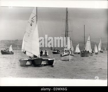 24. Mai 1964 - 14 Konkurrenten nehmen Teil in The Single Handed Trans-Atlantic Race nach Rhode Island - vierzehn einsamer Segler auf den Weg von Plymouth gestern gegenseitig über 3.000 Meilen über den Atlantik in 1964 Einhand Transatlantik Rennen zu Newport, Rhode Island Foto zeigt-die Szene so nach dem Start des Rennens, Rennen nächste Kamera ist Dr. DH Lewis Catemaran '' Rehu Muana " Stockfoto