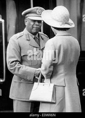 Königin Elizabeth II grüßt Präsident Abboud Stockfoto