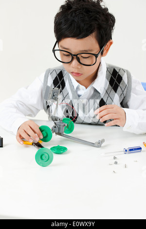 ein Junge tun engineering Stockfoto