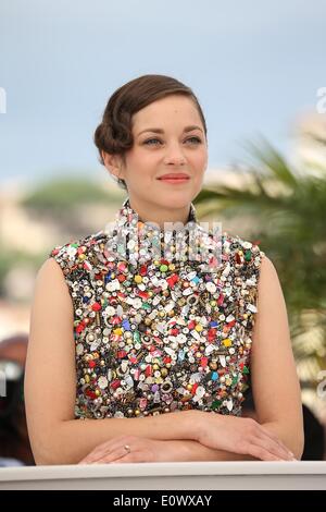 Cannes, Frankreich. 20. Mai 2014. Schauspielerin Marion Cotillard besucht die Photocall "Deux Jours, Une Nuit" während der 67. Internationalen Filmfestspiele von Cannes am Palais des Festivals in Cannes, Frankreich, am 20. Mai 2014. Foto: Hubert Boesl /dpa - kein Draht-SERVICE - Credit: Dpa picture-Alliance/Alamy Live News Stockfoto