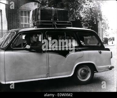 8. August 1964 - Kanzler des Finanzministeriums und der Familie verlassen für Urlaub in Südfrankreich. Herr Reginald Maudling der Kanzler der Staatskasse und seine Familie linke 11 downing Street heute Morgen für ihren Urlaub in Südfrankreich. Sie sind mit Auto oder Zug unterwegs. die Kinder sind William (7): Edward (10): Cardline (18) und Martin (20). Das Foto zeigt die Familie Anfahren von Nr. 11 heute Morgen. Stockfoto