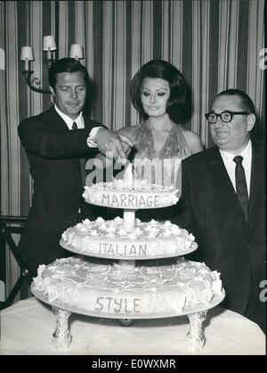 6. Juni 1964 - Sophia Loren und Marcello Mastroianno die Hauptakteure in '' Ehe italienischen Stil '' Pressekonferenz, Hersteller, die Joseph E. Levine in einem römischen Hotel zur Veranschaulichung besucht, statt sagte außerdem den oben genannten Film, auch seine Pläne in Bezug auf Filme-Produktion in der Zukunft. Stockfoto