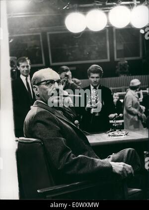 6. Juni 1964 - Groucho Marx in London: Komiker Groucho Marx von der berühmten Mark Brüder gekommen nach London aus Amerika auf ein TV-Panel-Spiel erscheinen. Groucho, der in seinem 70. Lebensjahr ist, bezeichnet man als einer der lustigsten Männer auf der Erde. Foto zeigt Groucho Marx auf einer Pressekonferenz gestern. Stockfoto