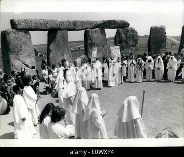 6. Juni 1964 - ANCIENT DRUID ORDER feiert Sommersonnenwende: Die jährliche Versammlung der alten Druiden-Orden für die Feier der Sommersonnenwende, anlässlich der längste Tag des Lichtes, heute um Stonehenge, das prähistorische Monument auf Salisbury Plain stattfand. KEYSTONE-FOTOSHOWS: - allgemeine Ansicht während der Zeremonie in Stonehenge heute. Stockfoto