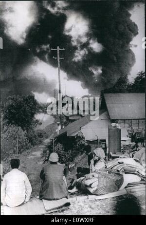 6. Juni 1964 - Erdbebenkatastrophe in Japan: Der Stadt Niigata liegt einen brennenden Trümmern nach dem schweren Erdbeben, das fand am 13:02 am Dienstag isolieren, für der Rest von Japan Eisenbahnlinien angeschnallt, sowie die Start-und Landebahn des Flughafens teilweise verschwunden, gibt es nun Wasser, Strom, Kanalisation zu bleiben und Tausende sind obdachlos. Hafen Niigate, eine der wichtigsten Öl-Raffinerie Städte, erlitt eine doppelte Katastrophe als Öltanks platzen Verbreitung lodernde Öl über Hunderte von Häusern in der Nähe, 291 davon zu zerstören Stockfoto