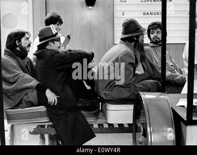 Die Beatles, Reiten auf dem beweglichen Gepäck-Band am Flughafen Stockfoto