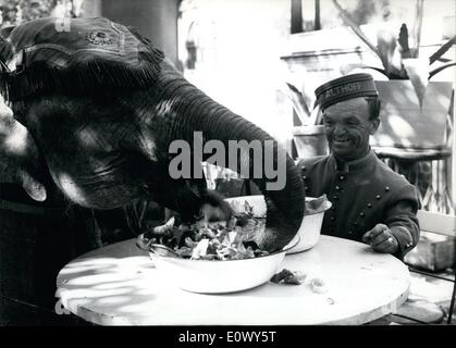 6. Juni 1964 - zufrieden...? Althoff-Clown August fragte leert seinen Lieblings Elefanten NECKO, sich das Gericht mit Begeisterung. Vor langer Zeit August versprach eine Mittagessen à la carte - und jetzt Necko machte seine Ansprüche. Am 4. Juni, die er mit seinem Gönner in der '' Bayern-Zimmer '' in München geliefert. Elefant Necko und Clown August sind Mitglieder der deutschen Zirkus Althoff, die in München vom 4. Juni bis 15. Juni 1964. Stockfoto