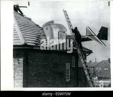 6. Juni 1964 - CRASH! IN THE HOUSE NEXT DOOR nahm eine Hausfrau eine 8 s. Gleitschirm Flug gestern und Crsshing durch das Dach des Hauses neben ihrem eigenen landete. Letzte Nacht Ärzte kämpften um das Leben der 32 Jahre alte Hausfrau, Frau EDITH MCDONALD, retten, für 15 Minuten in den Trümmern eingeklemmt war. Der Absturz in South Shields, Tyneside Resort, und Hunderte von Urlaubern sah die Crasft Sprung 300ft an den Piloten, BRIAN WATSON, 30, erlitt einen gebrochenen Knöchel, Foto zeigt: das Wrack des Segelflugzeugs seine Nase auf dem Dachboden des Hauses begraben, Stockfoto