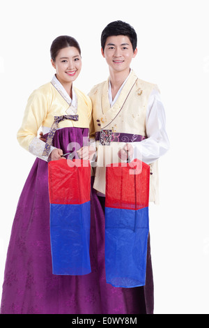 ein paar tragen traditionelle koreanische outfits Stockfoto