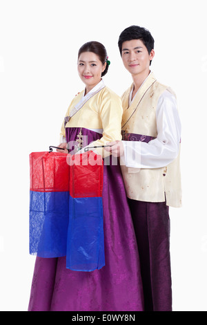 ein paar tragen traditionelle koreanische outfits Stockfoto