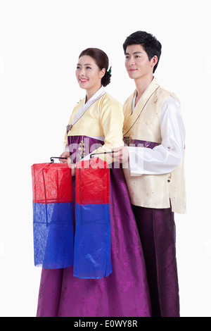 ein paar tragen traditionelle koreanische outfits Stockfoto