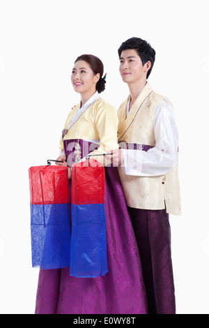 ein paar tragen traditionelle koreanische outfits Stockfoto