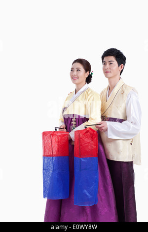 ein paar tragen traditionelle koreanische outfits Stockfoto