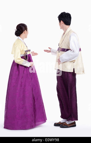 ein paar tragen traditionelle koreanische outfits Stockfoto