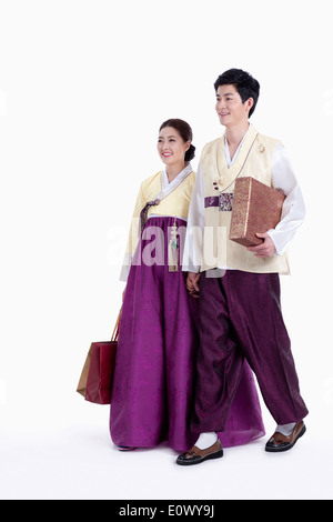 ein paar tragen traditionelle koreanische outfits Stockfoto