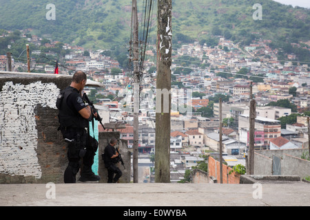 Kern Polizeieinheit (Coordenadoria de Recursos Especiais) von Rio De Janeiro auf Patrouille in der Favela Madureira Stockfoto