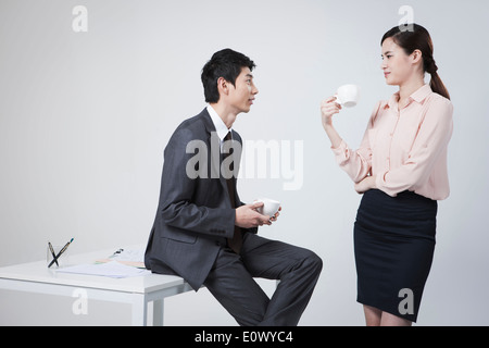 zwei Geschäftsleute Kaffeetrinken Stockfoto