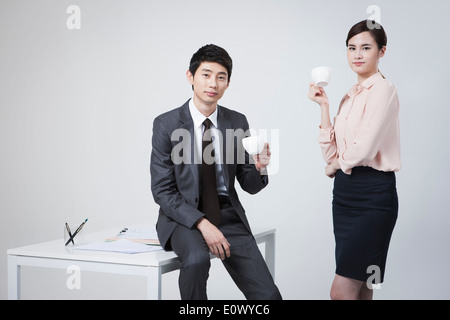 zwei Geschäftsleute Kaffeetrinken Stockfoto