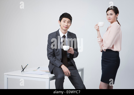zwei Geschäftsleute Kaffeetrinken Stockfoto