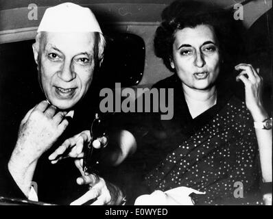 Indira Gandhi und Jawaharlal Nehru Fahrt in einem Auto Vater Stockfoto