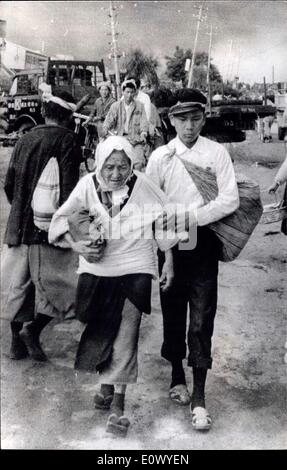 16. Juni 1964 - Erdbebenkatastrophe in Niigata, Japan: die Stadt Niigata liegt ein loderndes heilloses Durcheinander nach dem schweren Erdbeben stattfand 13:02 16.06.64, aus dem Rest von Japan isolieren, Eisenbahnlinien angeschnallt, sowie die Start-und Landebahn des Flughafens teilweise verschwunden, gibt es kein Wasser, Strom, Kanalisation zu bleiben und Tausende sind obdachlos. Hafen von Niigata, eines der wichtigsten Erdölverarbeitung Städte, erlitt eine doppelte Katastrophe als Öltanks platzen Verbreitung lodernde Öl über Hunderte von Häusern in der Nähe, 291 davon zu zerstören Stockfoto