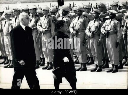 24. Juni 1964 - Prinz Sihanouk kommt in Paris: Prinz Norodom Sihanouk, Leiter des Staates Kambodscha kam an diesem Morgen, begleitet von seiner Frau für einen dreitägigen in Paris Staatsbesuche. Am Flughafen Orly wurde er von General De Gaulle begrüßt. Foto zeigt, dass General De Gaulle und Prinz Sihanouk übergeben französische Truppen am Flughafen Orly überprüfen. Stockfoto